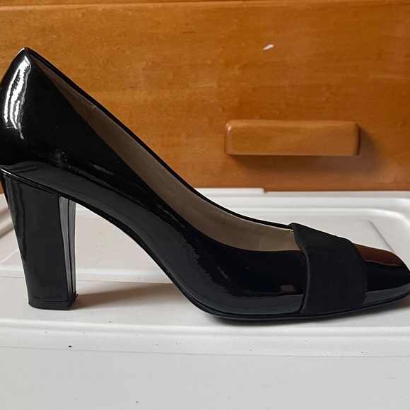 Black patent leather pumps with fabric inset - Picture 9 of 10
